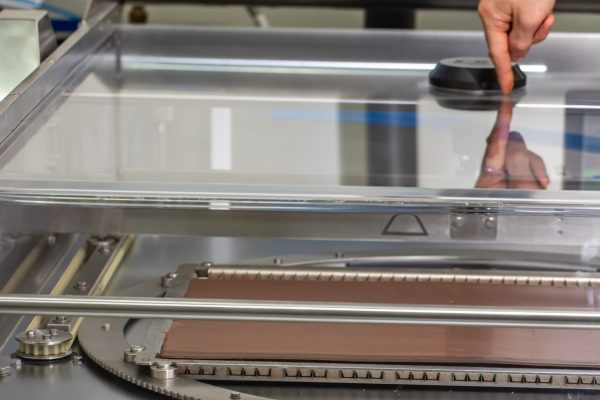 Découpe au jet d’eau : comment cette technologie permet-elle de travailler le chocolat ?